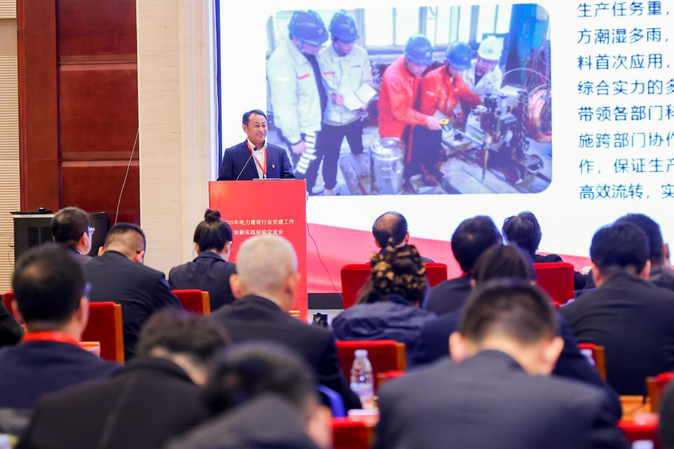 09-杨建峰作交流.png 09-杨建峰作交流.png